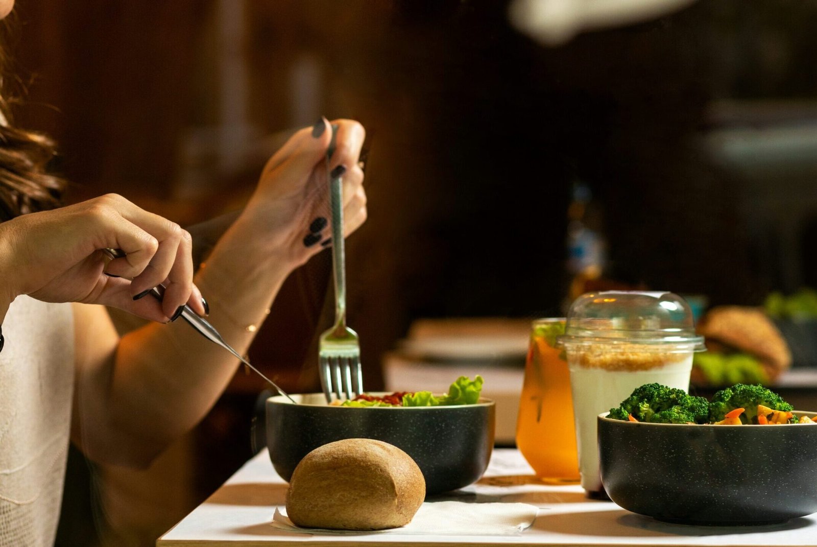 Dieta bez laktozy – zdrowy posiłek z warzywami, sałatką i pieczywem, przykład jadłospisu dla osób z nietolerancją laktozy