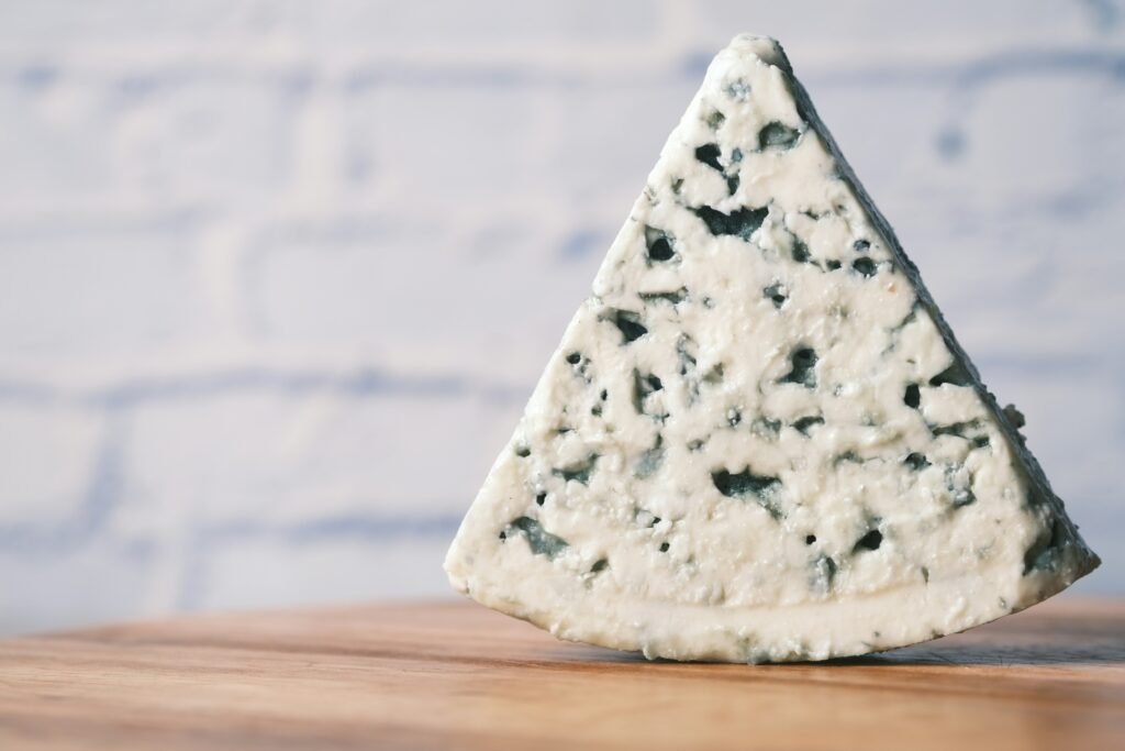 gorgonzola Ser gorgonzola – włoski ser pleśniowy z niebieskimi żyłkami, który można zastąpić bez laktozy