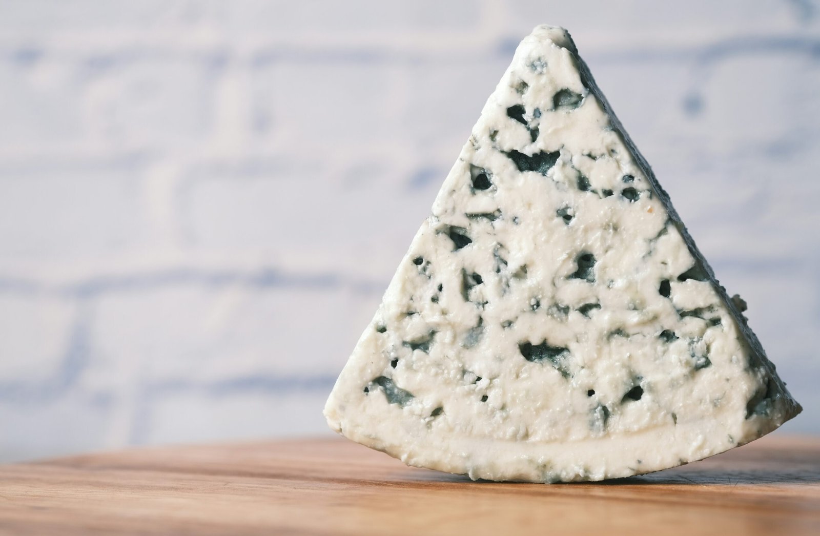 Ser gorgonzola – włoski ser pleśniowy z niebieskimi żyłkami, który można zastąpić bez laktozy