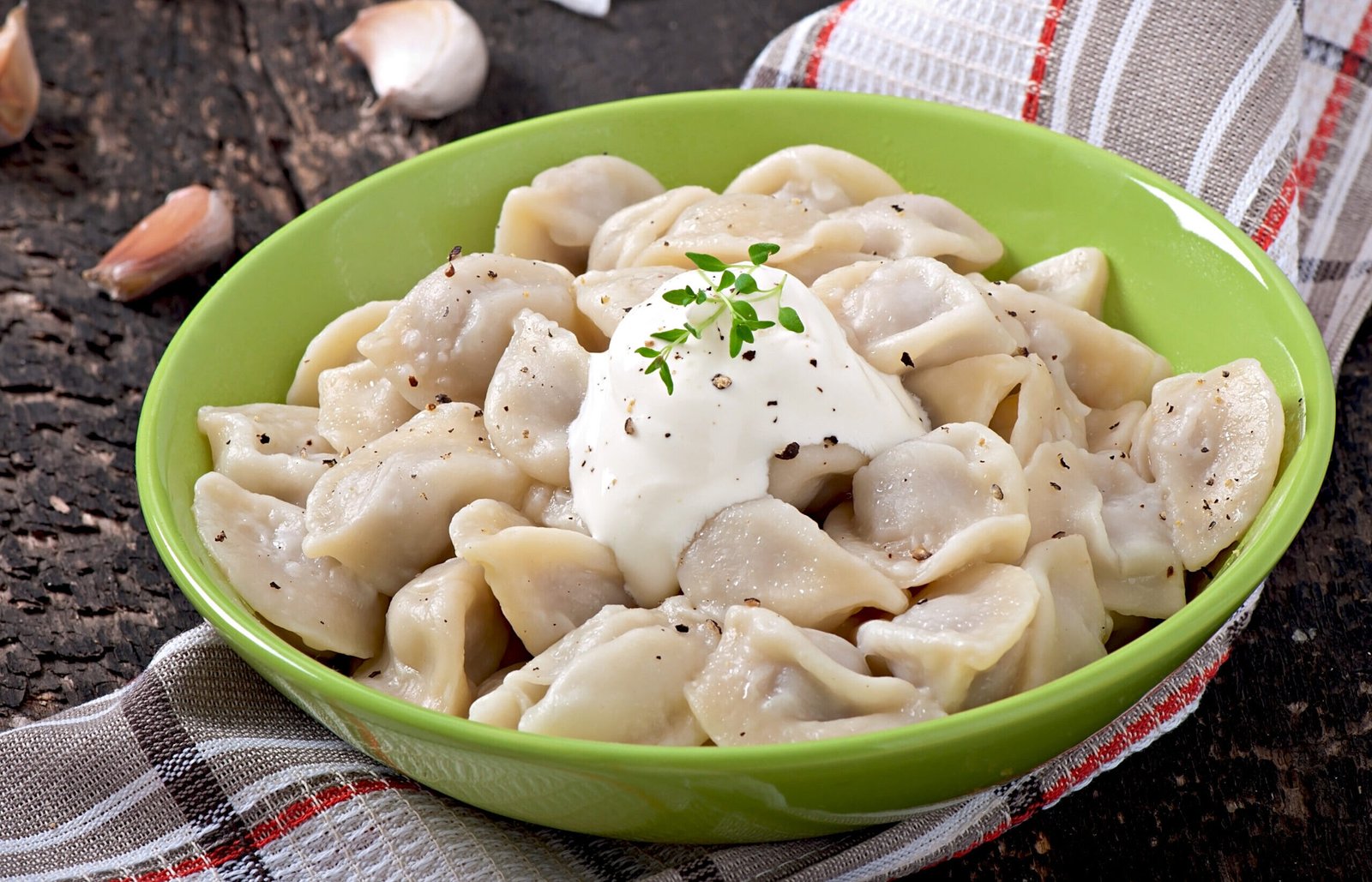 Pierogi z dodatkiem kwaśnej śmietany – składnik, który można zastąpić zamiennikami bez laktozy