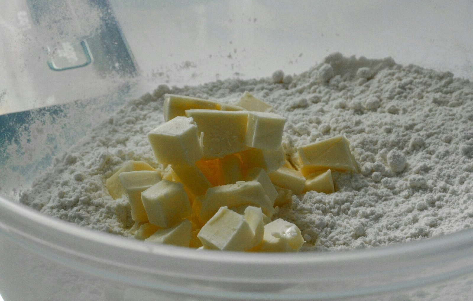 Masło w kostkach dodane do mąki – składnik ciasta, który można zastąpić zamiennikami