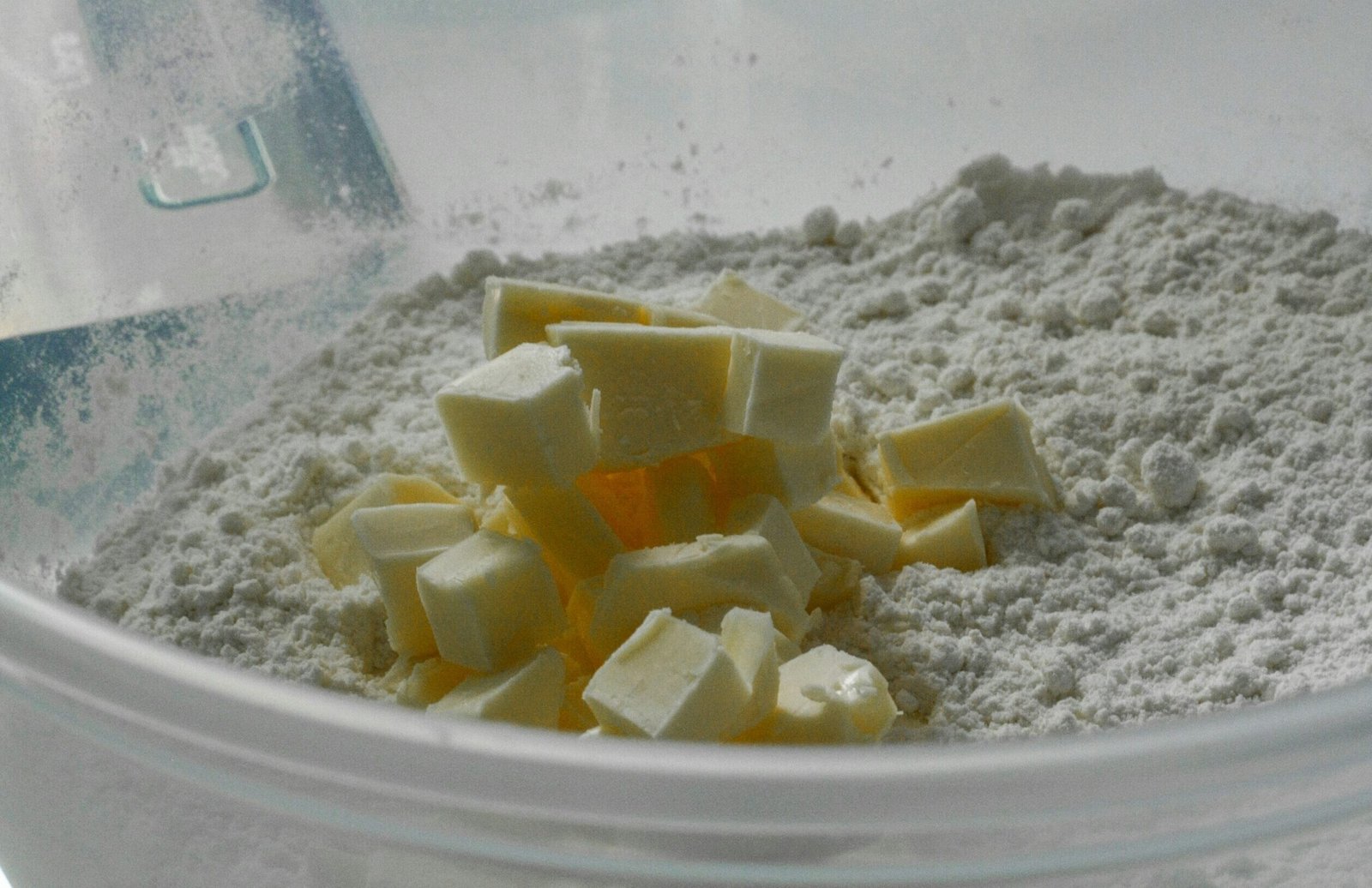 Masło w kostkach dodane do mąki – składnik ciasta, który można zastąpić zamiennikami