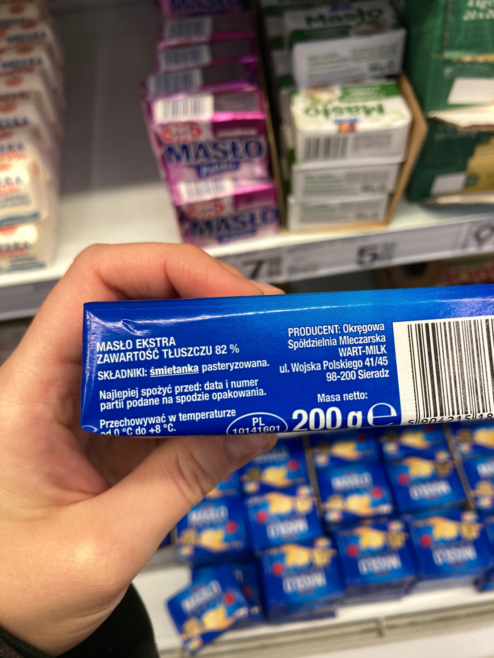 zdjęcie składu masła z laktozą na tle półki w sklepie