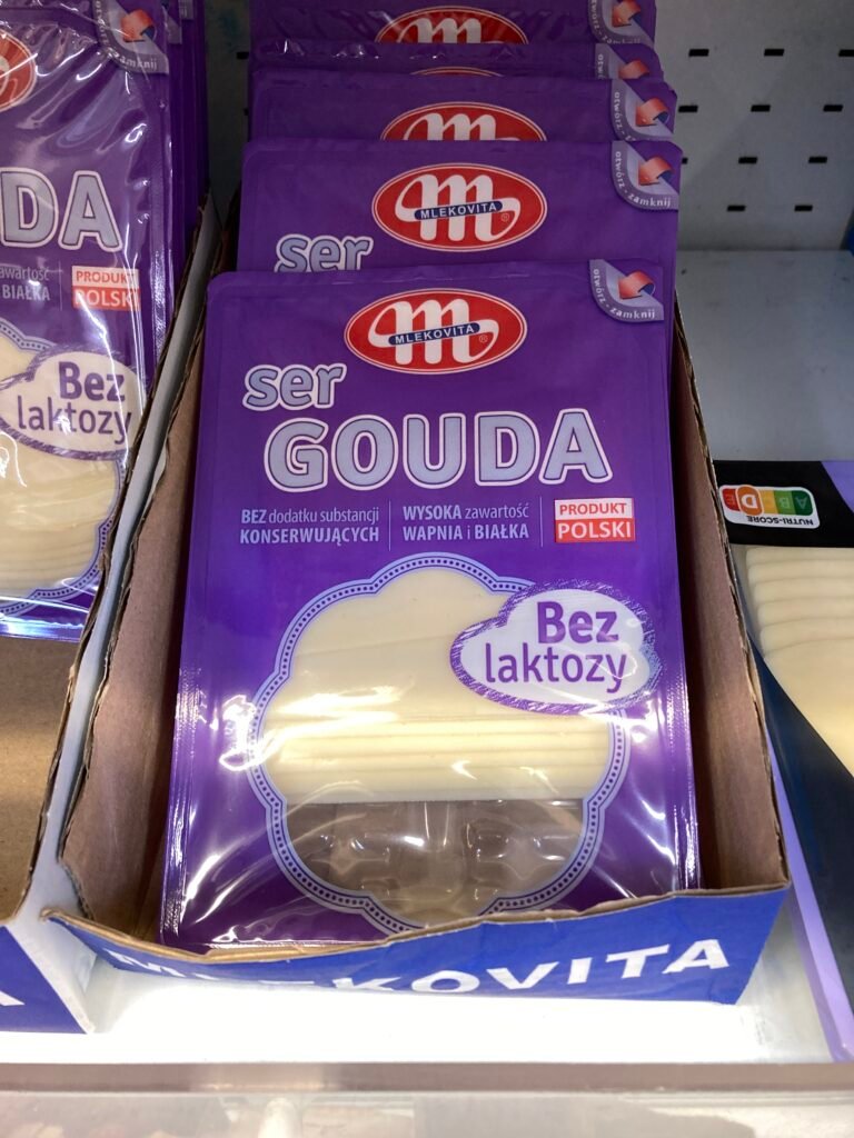 zdjęcie sera gouda bez laktozy w typowym opakowaniu z supermarketu