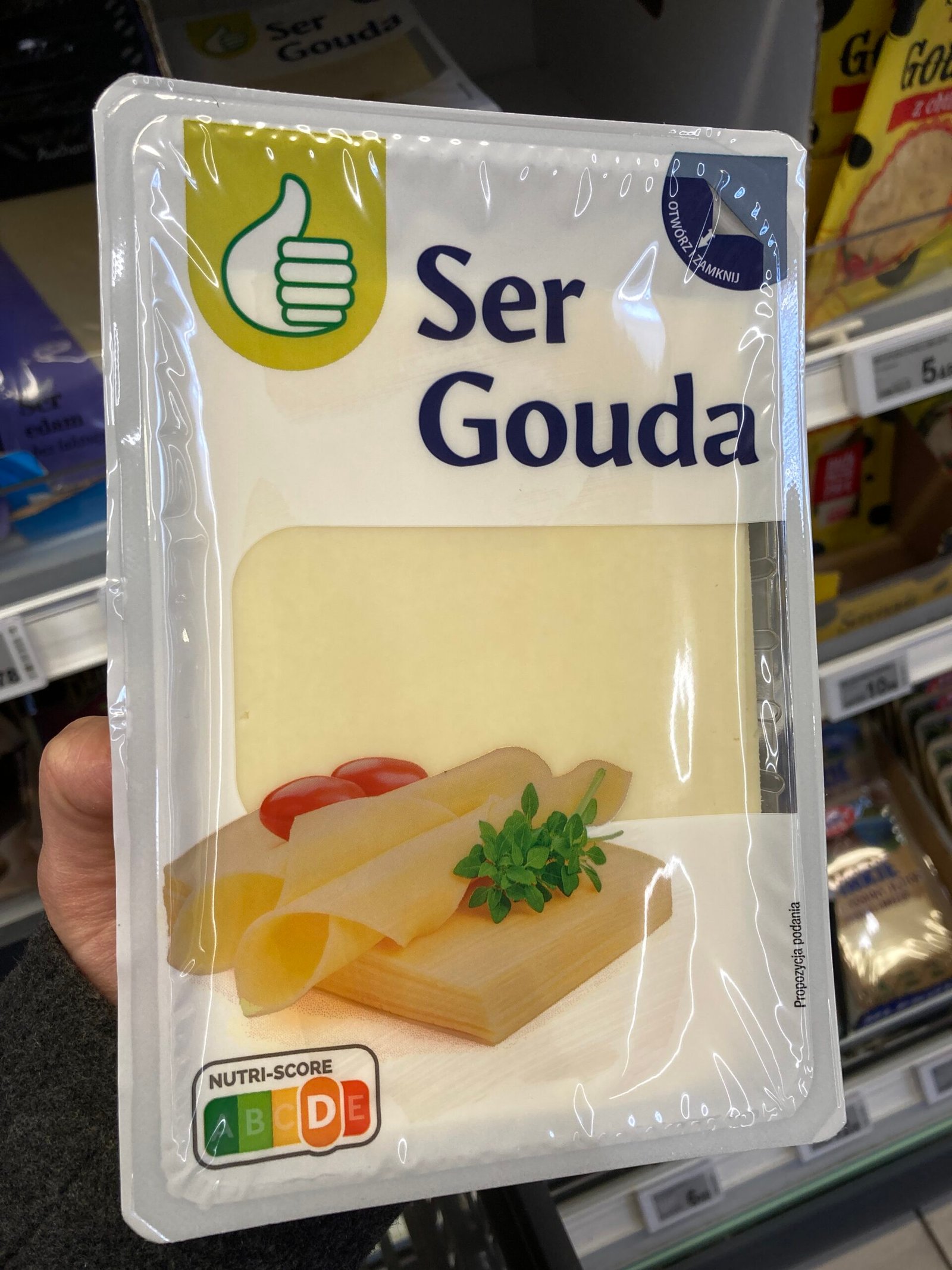 zdjęcie sera gouda z laktozą w typowym opakowaniu z supermarketu