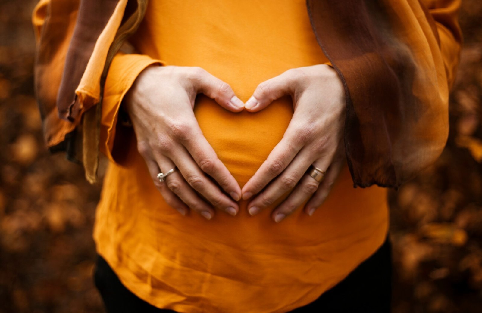 Brzuch kobiety w ciąży – mleko matki a laktoza i nietolerancja laktozy u niemowląt